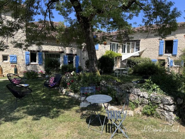 Superbe maison en pierre blanche avec gîte, piscine et jardi. 455m² Cordes sur Ciel