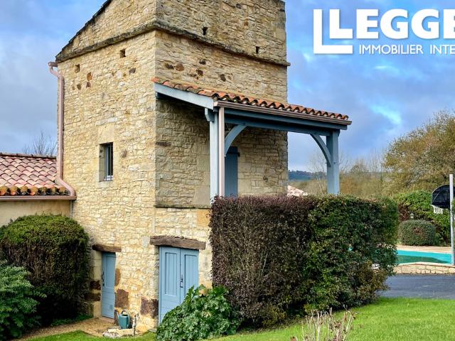 Élégante maison moderne de style Quercy 2008 de 140 m², 7 pièces, une piscine, dependances et terrein de 3ha