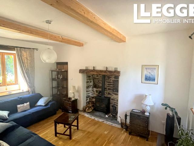 Superbe maison en pierre de caractère avec 2 chambres, située dans un hameau paisible. Terrain de 2825 m²