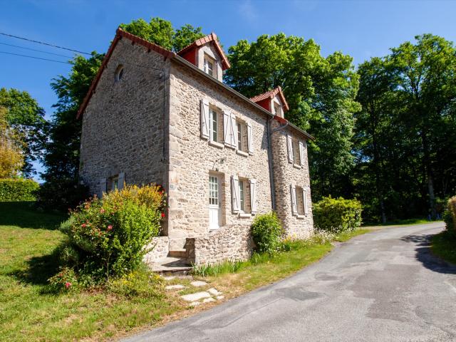 Superbe maison en pierre rénovée avec grange et terrain À de. 125m² Saint Léger le Guérétois