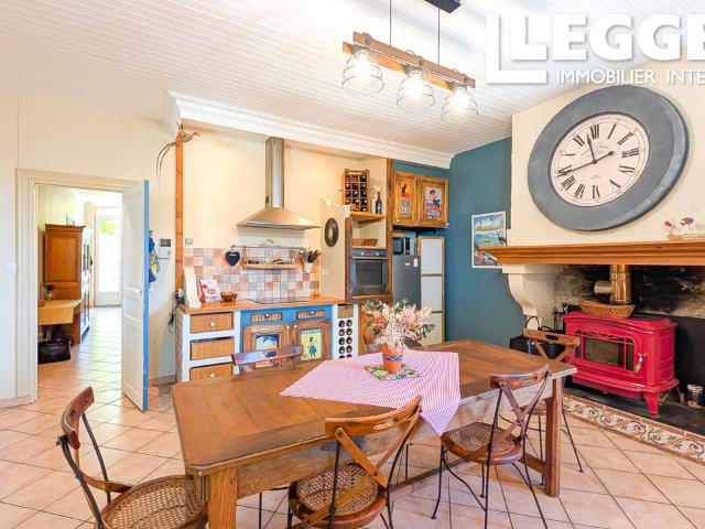 Superbe maison en pierres avec garage, jardin et piscine, à 10 min de Carcassonne dans village avec commodités