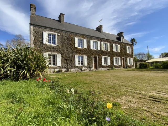 SUPERBE MAISON EN PIERRES AVEC DEPENDANCES ET GRANDS ESPACES