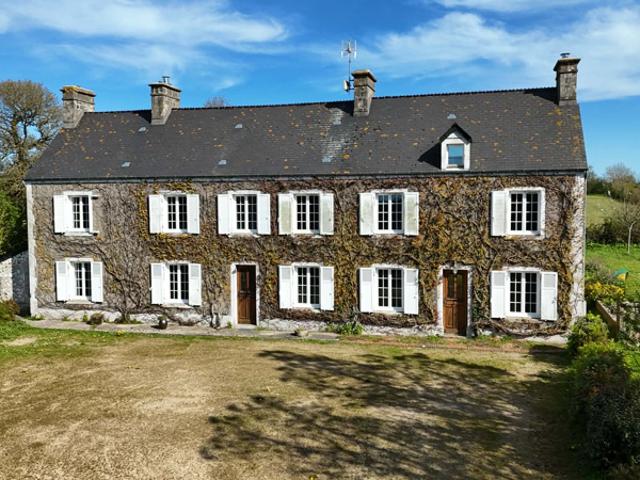 SUPERBE MAISON EN PIERRES AVEC DEPENDANCES ET GRANDS ESPACES