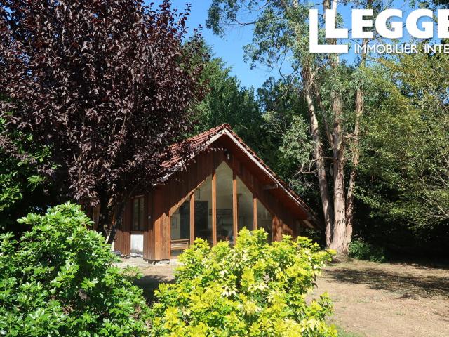 Superbe maison en rondins de bois, avec un superbe jardin et un étang