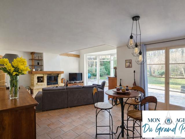 Superbe maison familiale de 206m2 au sol + Caves surr terrain de 1110m2 face foret Magny Les Hameaux proche Voisins Le Bretonneux