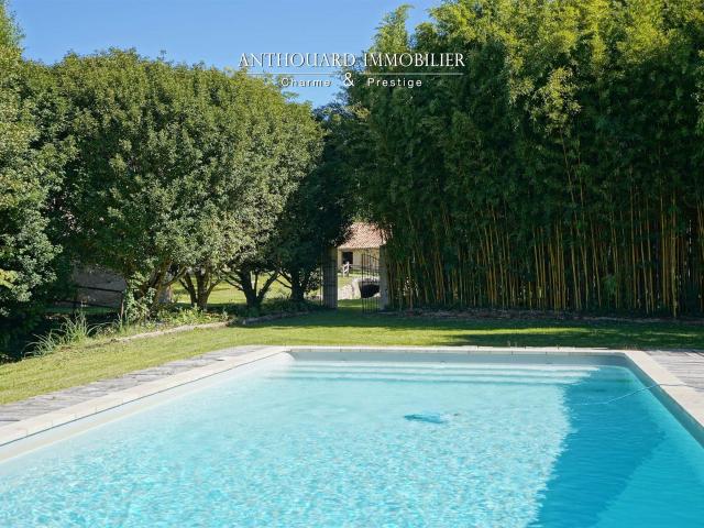Superbe maison forte, piscine sur 7,4ha 300m² Villamblard