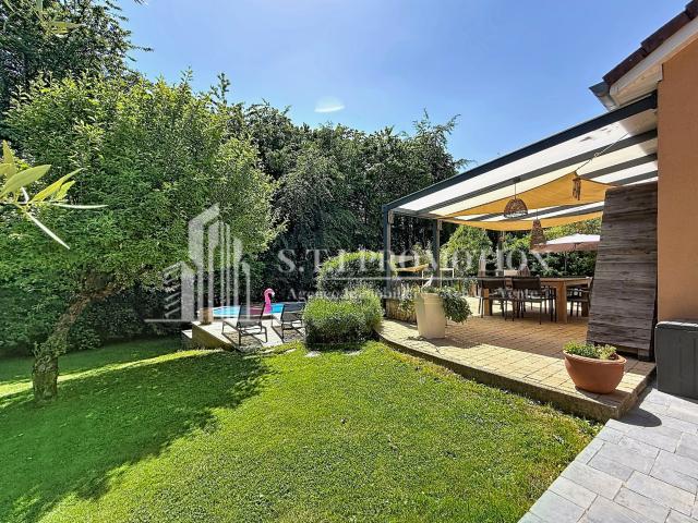 Superbe maison individuelle de 143 m2 avec piscine, vaste terrain boisé dans un environnement privilégié !