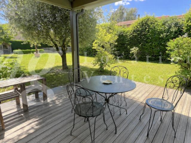 SUPERBE MAISON INDIVIDUELLE DE 250 m2 hab RAVISSANT JARDIN CLOTUREE ARBORISE ET CALME DE 1100 m2