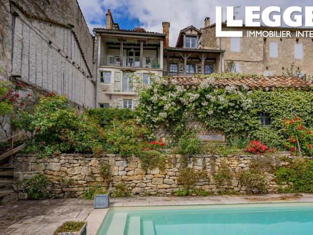Superbe maison médiévale rénovée avec piscine et jardin au cœur d’un village du Lot
