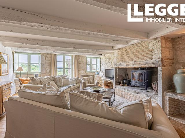 Superbe maison médiévale rénovée avec piscine et jardin au cœur d’un village du Lot
