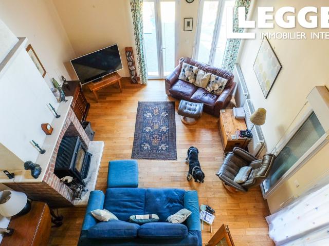 Superbe maison moderne construite en 2013 à un niveau très élevé avec un beau jardin