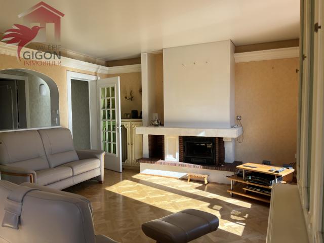 SUPERBE MAISON MODERNE entièrement de plain pied donnant sur terrasse balcon et jardin.