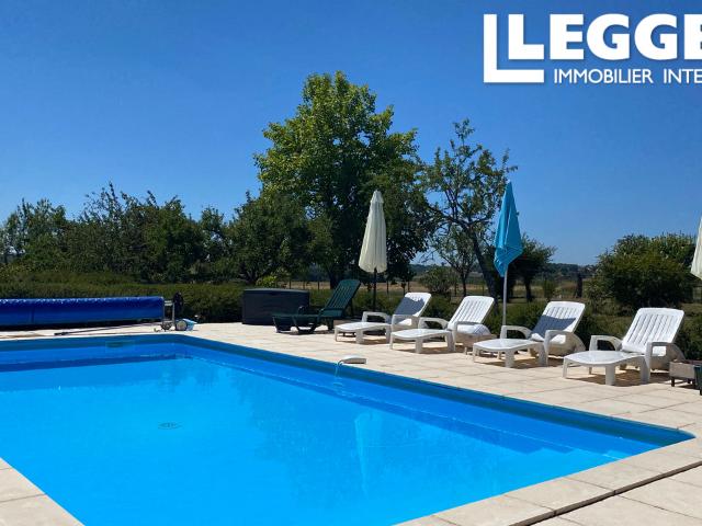Superbe maison principale de 3 chambres, plus un gîte de 3 chambres, piscine, et un jardin avec beaux vues