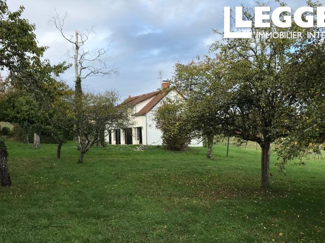 Superbe maison rurale située dans un grand jardin arboré avec une vue magnifique sur la campagne
