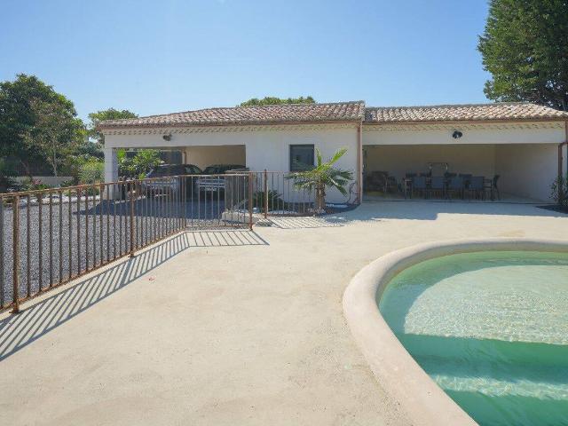 Superbe mas de 188 m² sur parcelle de 1271 m² avec piscine et po