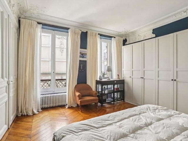 Superbe appartement meublé de standing à deux pas des Champs Élysées avec balcon
