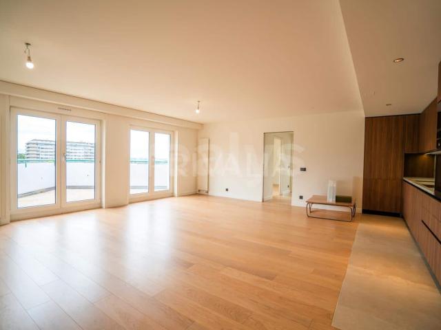 Superbe appartement contemporain avec deux terrasses et vue dégagée sur la ville