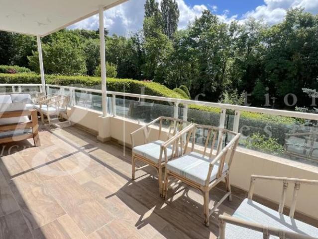 SUPERBE APPARTEMENT DE 7 PIECES DE 250 m2 AVEC LARGE TERRASSE + 3 BALCONS ET VUE DEGAGEE
