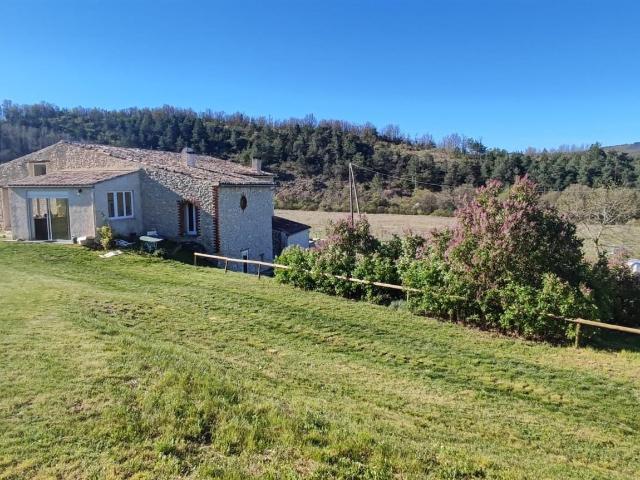 Superbe bâtisse ancienne rénovée sur + de 11 hectares de ter. 420m² Sault