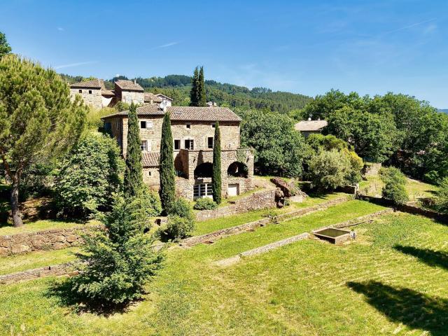 Superbe bâtisse en pierre avec caves voûtées et terrain atte. 106m² Aubenas