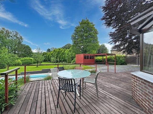 Superbe chalet avec piscine et superbes espaces extérieurs