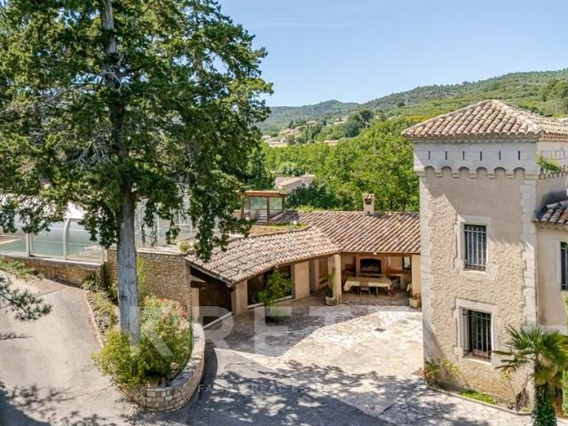 Superbe château de caractère de 468 m², implanté sur un magn. 468m² Manosque
