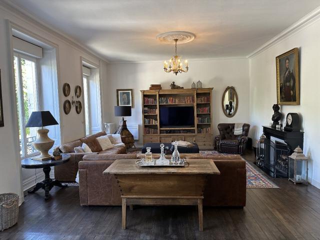 Superbe château de huit chambres entièrement rénové situé dans un magnifique parc