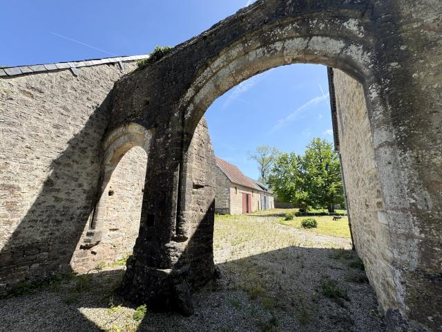SUPERBE CORPS DE FERME EN PIERRES AVEC 1 HECTARE DE TERRES ET NOMBREUSES DEPENDANCES