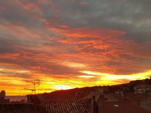 Superbe duplex inversé avec terrasse tropézienne au cœur de Cassis