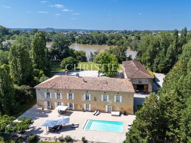 Superbe Demeure du XVIIIe Siècle sur 5.8 hectares en Bordure. 722m² Saint Emilion