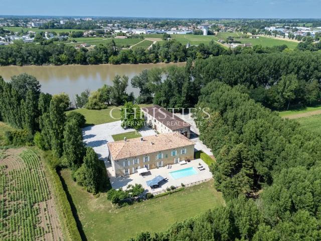 Superbe Demeure du XVIIIe Siècle sur 5.8 hectares en Bordure. 722m² Saint Emilion