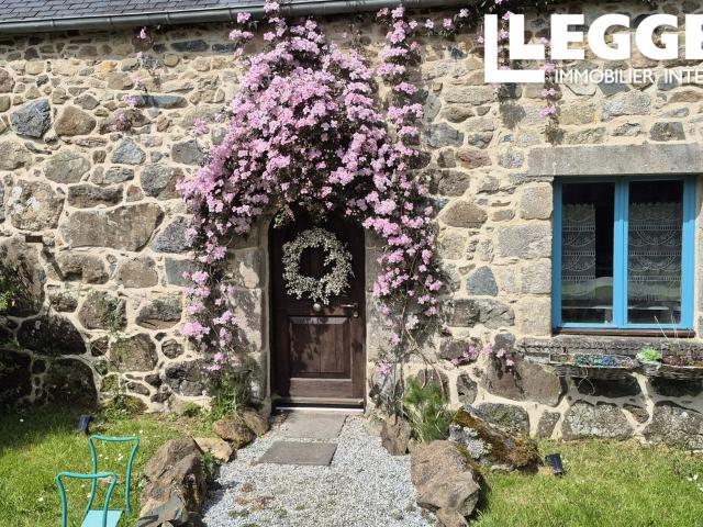 Superbe domaine breton avec deux habitations. Maison principale avec 6 chambres et gîte avec 3 chambres