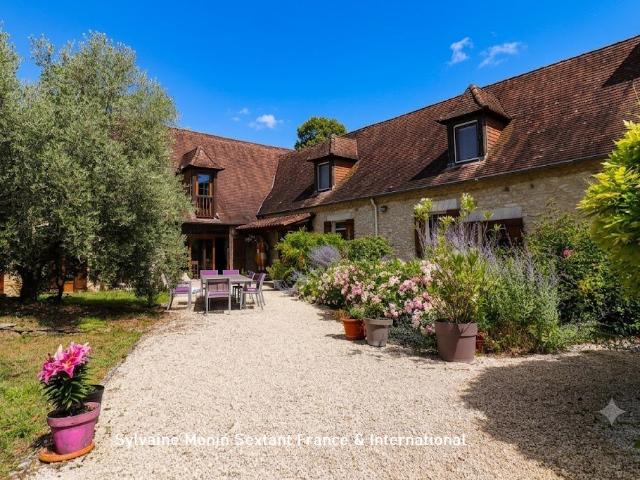 Superbe domaine de caractère du XVIIIe siècle sur 4 hectares avec piscine, maison d'amis et dépendances