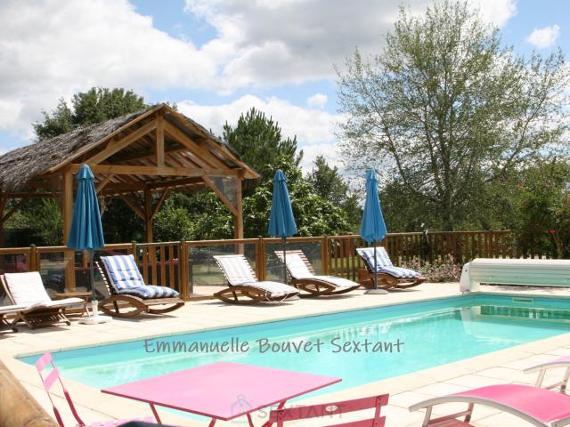 Superbe domaine touristique, 3 ha, 5 chalets bois, salle de réception, maison d'habitation, piscine, divers dépendances