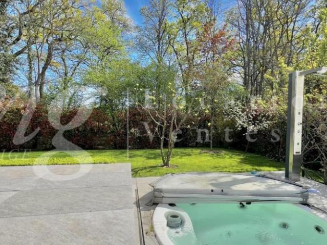 SUPERBE ET GRANDE MAISON DE 10 PIECES 350 m2 HPE JARDIN DE 1100 m2 ET GRAND JACUZZI EXTERIEUR
