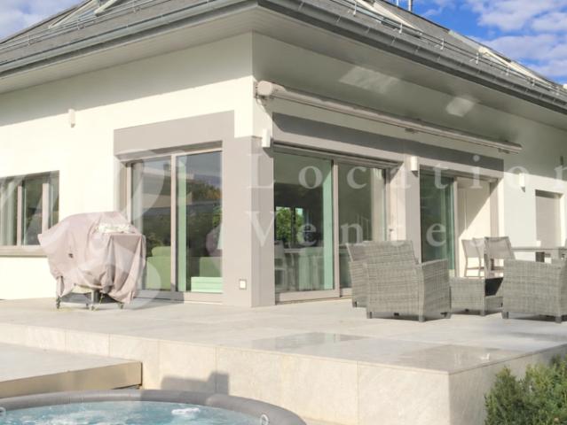SUPERBE ET GRANDE MAISON DE 10 PIECES 350 m2 HPE JARDIN DE 1100 m2 ET GRAND JACUZZI EXTERIEUR