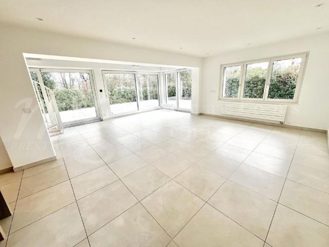 SUPERBE ET GRANDE MAISON DE 10 PIECES 350 m2 HPE JARDIN DE 1100 m2 ET GRAND JACUZZI EXTERIEUR