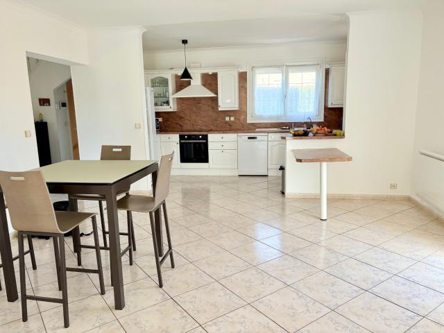 Superbe et Spacieuse villa familiale 210m2 4 chambres + 1 bureau avec vaste séjour lumineux et sous sol aménageable