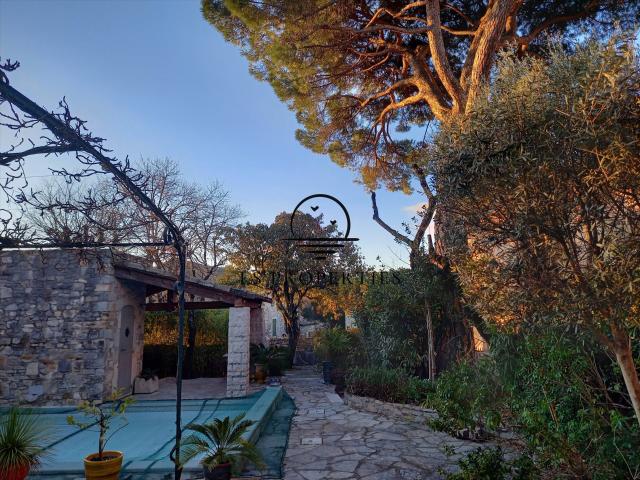 Superbe et spacieuse bastide du XII siècle, entièrement réno. 202m² Liouc