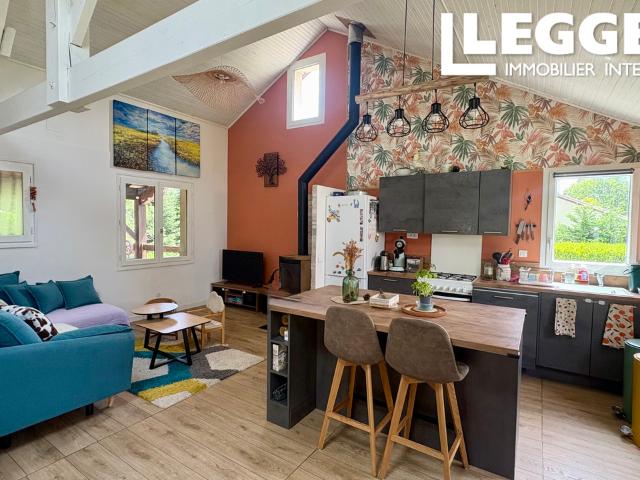 Superbe emplacement face à un lac de loisirs, maison familiale de 4 chambres. Style moderne et de caractère