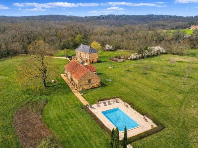 Superbe ensemble avec maison, gîte et piscine implanté au co. m² Dégagnac