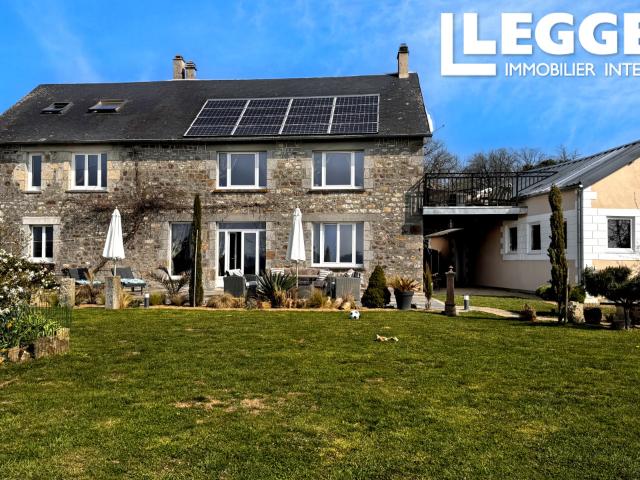 Superbe ensemble de gîtes établi comprenant une maison de 4 chambres, 3 gîtes, piscine, jardin et dependances