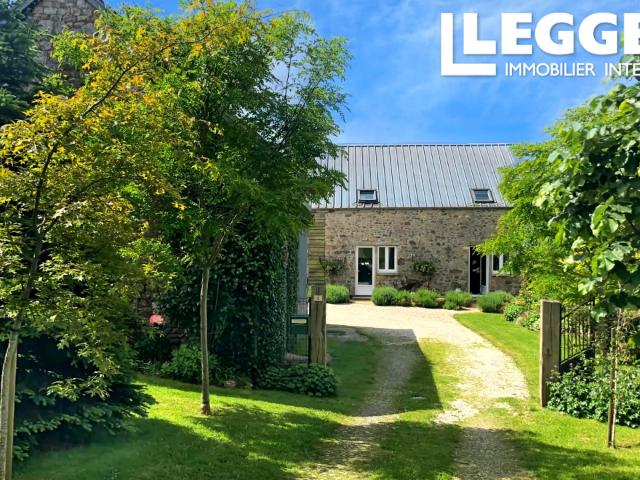 Superbe ensemble de gîtes établi comprenant une maison de 4 chambres, 3 gîtes, piscine, jardin et dependances
