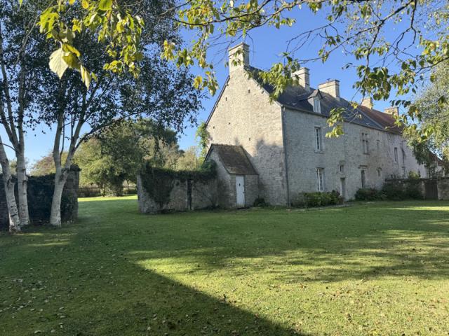 SUPERBE ENSEMBLE IMMOBILIER SUR UN HECTARE ET DEMI DE TERRES