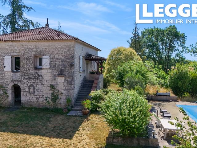 Superbe ensemble quercynois avec vue panoramique: grange rénovée, maison de caractère, dépendances et piscine
