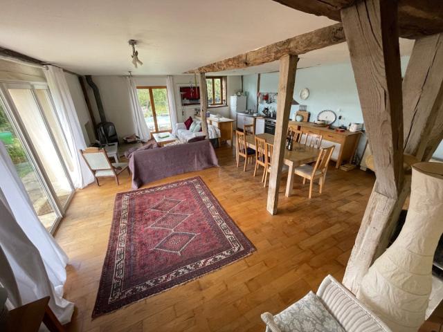 Superbe grange aménagée attenante à une maison en pierre d'o. 187m² Jumilhac le Grand