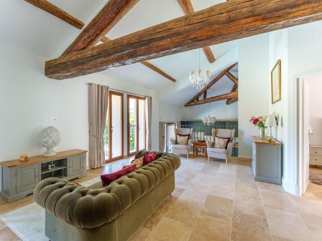 Superbe grange de caractère rénovée avec piscine au cœur d’un village prisé