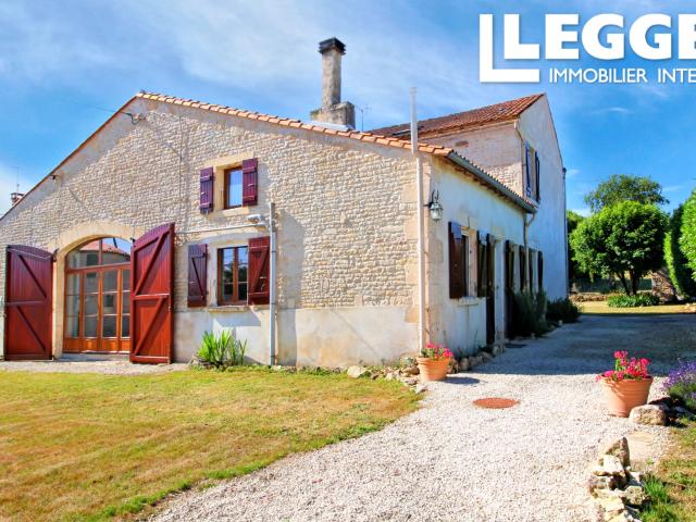 Superbe grange rénovée avec quatre chambres, trois salles de bains, jardin avec vue dégagée et grande grange