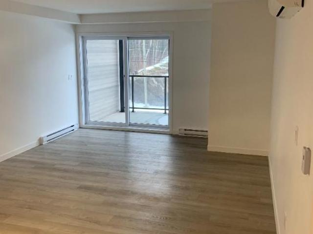 Superbe logement 5 1/2 à St Nicolas, 3ème étage, climatisé, 2 STATIONNEMENTS EXTÉRIEURS INCLUS, LIBRE LE 1IER MARS 2027