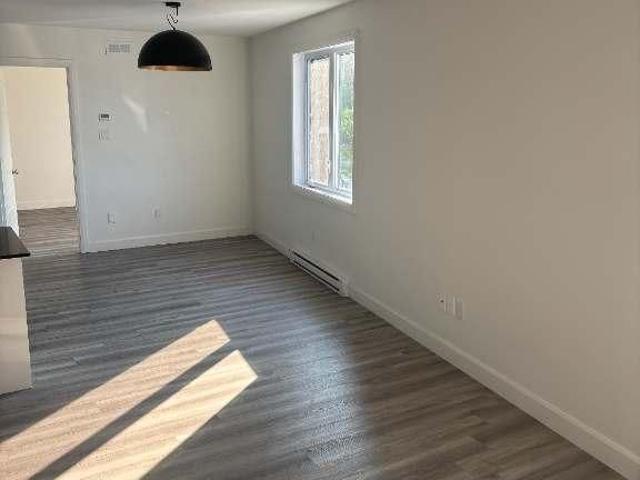 Superbe logement 7 1/2 à St Nicolas, 1er étage, climatisé, 2 STATIONNEMENTS EXTÉRIEURS INCLUS, LIBRE LE 1IER MAI 2027